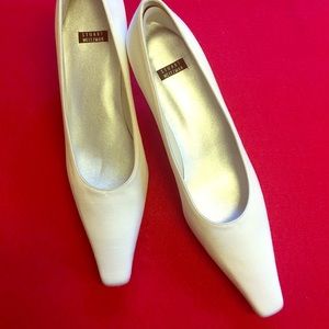 Stuart Weitzman Silvery White Pump. 8 1/2AA